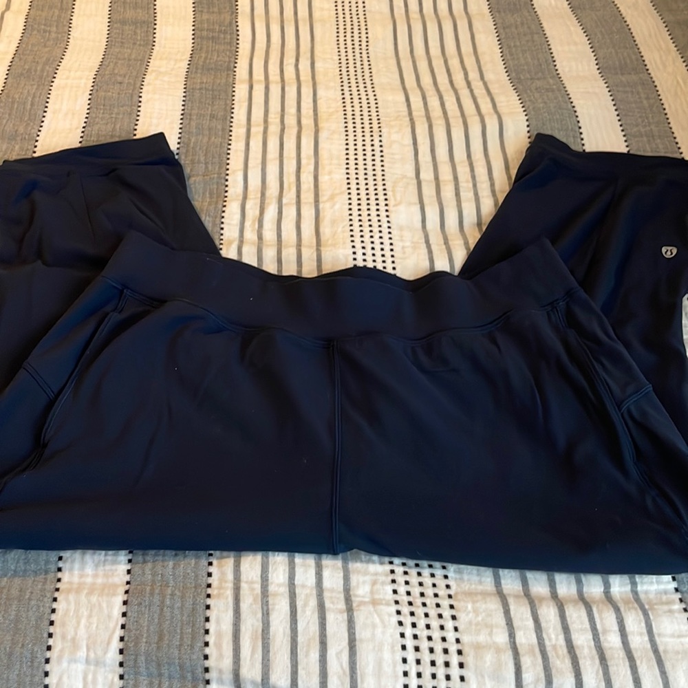 Lululemon navy knee length yoga pants